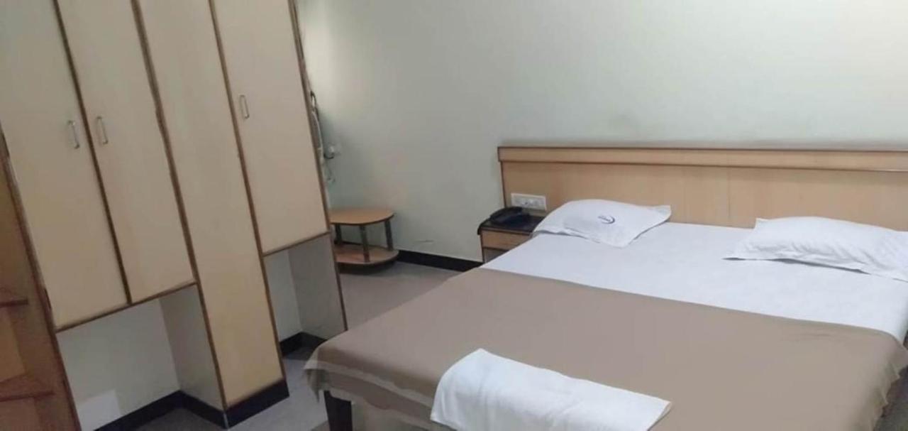 Iroomz Hoysala Residency Bellary Esterno foto