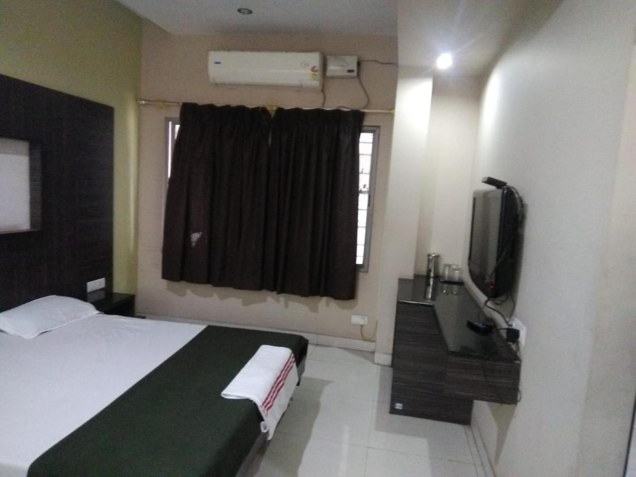 Iroomz Hoysala Residency Bellary Esterno foto